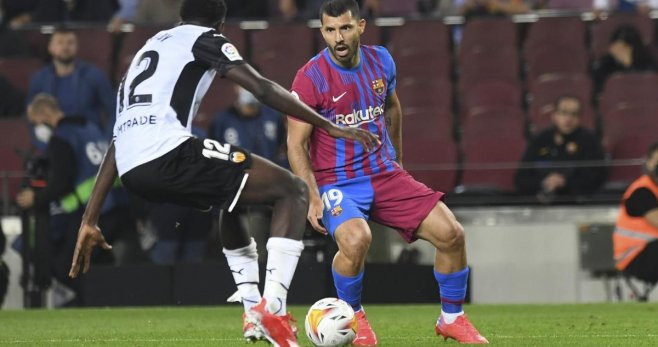 El Kun controla la pelota ante el Valencia / FCB