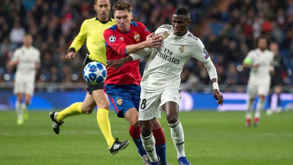 Vincius perdiendo un balón ante el defensa del CSKA / EFE