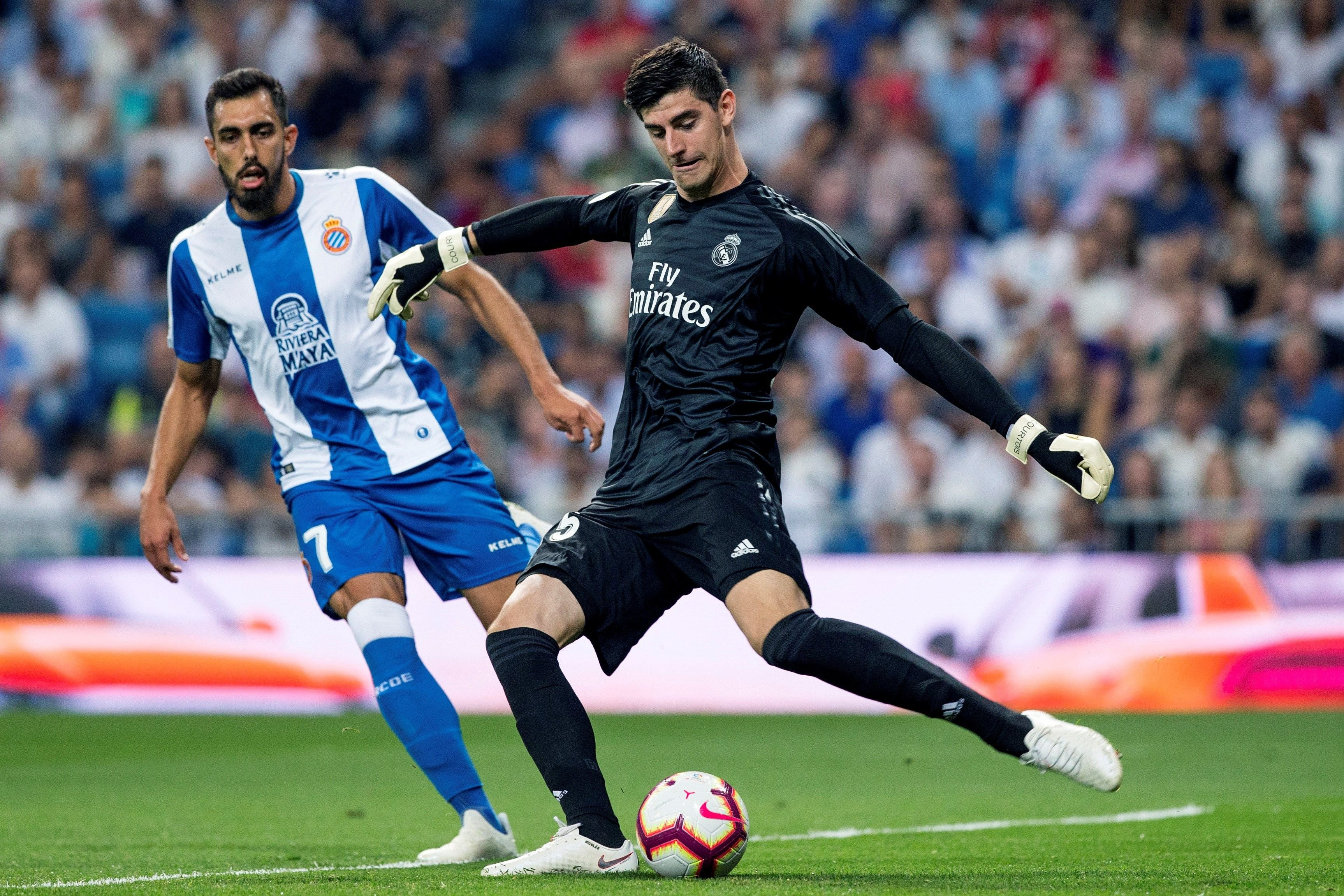 Thibaut Courtois en una acción del partido de liga que enfrentó al Real Madrid y al Espanyol / EFE