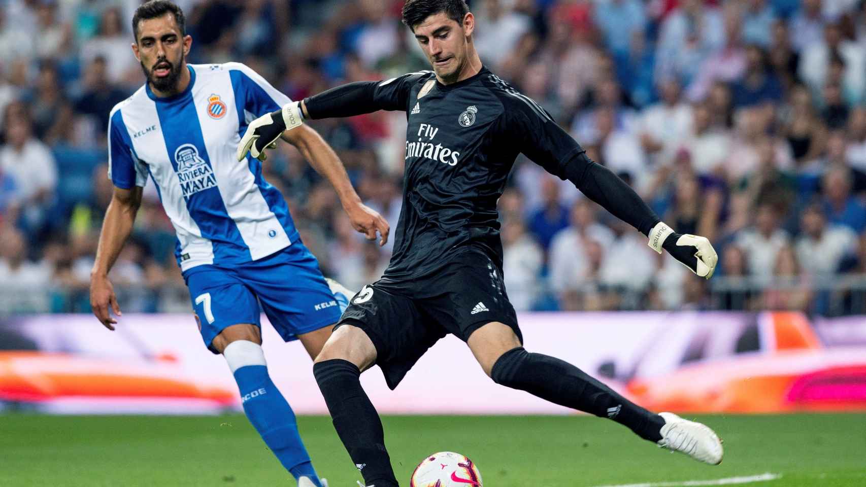 Thibaut Courtois en una acción del partido de liga que enfrentó al Real Madrid y al Espanyol / EFE