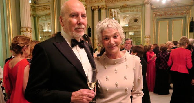 Marius Carol, director de La Vanguardia, y la escultora Lluisa Sallent / CARLOS MARTORELL