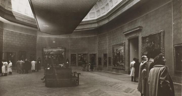 Vista de la sala Velázquez del Museo del Prado, en una fotografía de 1949 tomada por Dimitri Kessel. MUSEO NACIONAL DEL PRADO