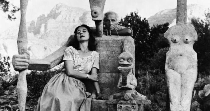 Dorothea Tanning and Max Ernst with his sculpture, Capricorn, 1947 / John Kasnetsis. Centre Pompidou Metz