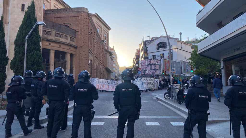 Cordón policial ante el bloque okupado de la Bonanova / SARA CID