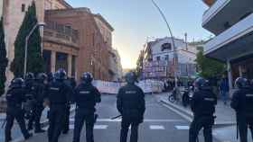 Cordón policial ante el bloque okupado de la Bonanova / SARA CID