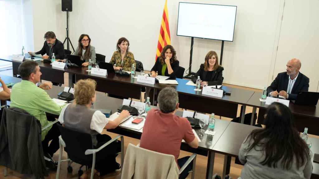 La consellera de Presidencia, Laura Vilagrà, y la secretaria de Administración y Función Pública de la Generalitat, Alícia Corral, en la reunión con los sindicatos, en la que se ha comprometido a asumir la repetición de oposiciones tras el caos del sábado / EP