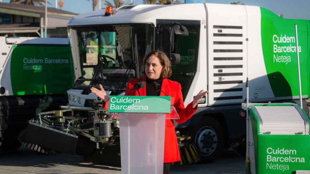 La alcaldesa Ada Colau, presentando la nueva contrata de limpieza en Barcelona / EP
