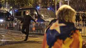 Manifestantes independentistas frente a policías y mossos ante la Delegación del Gobierno / PABLO MIRANZO - CG