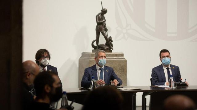 El conseller de Educación, Josep Gonzàlez-Cambray (c), y el presidente, Pere Aragonès (d), durante una cumbre por la lengua catalana junto a diferentes colectivos / EUROPA PRESS