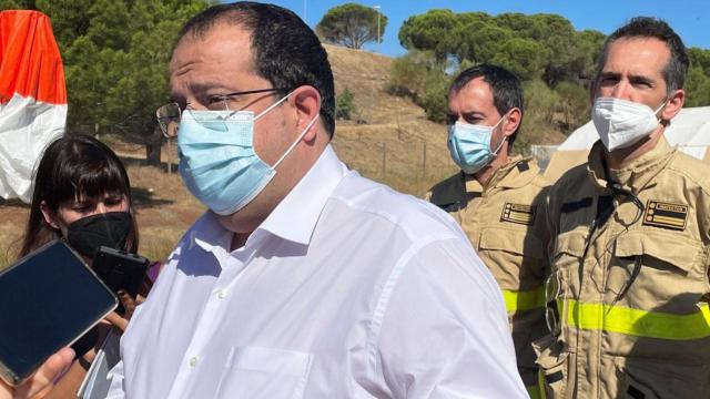 Joan Ignasi Elena, consejero catalán de Interior, en rueda de prensa ante el fuego del Cap de Creus / Bombers