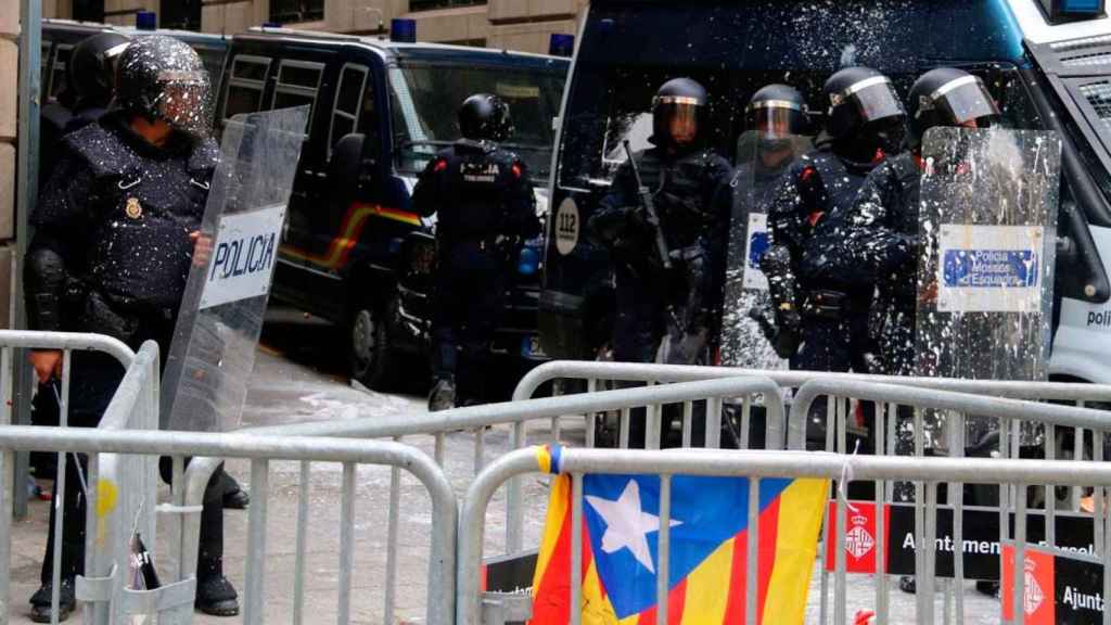 Amenazas de independentistas a la Policía y los Mossos d'Esquadra frente a la Jefatura de Via Laietana, en una imagen de archivo / CG