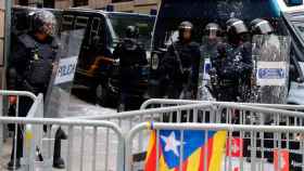 Amenazas de independentistas a la Policía y los Mossos d'Esquadra frente a la Jefatura de Via Laietana, en una imagen de archivo / CG