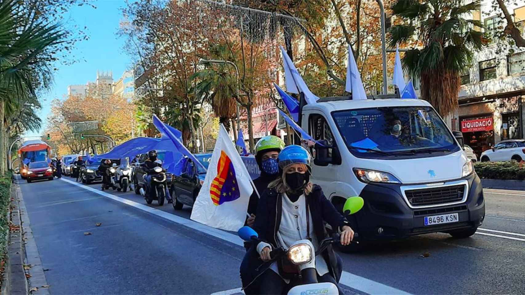 Desfile de coches que participan en la concentración en favor del castellano / AEB