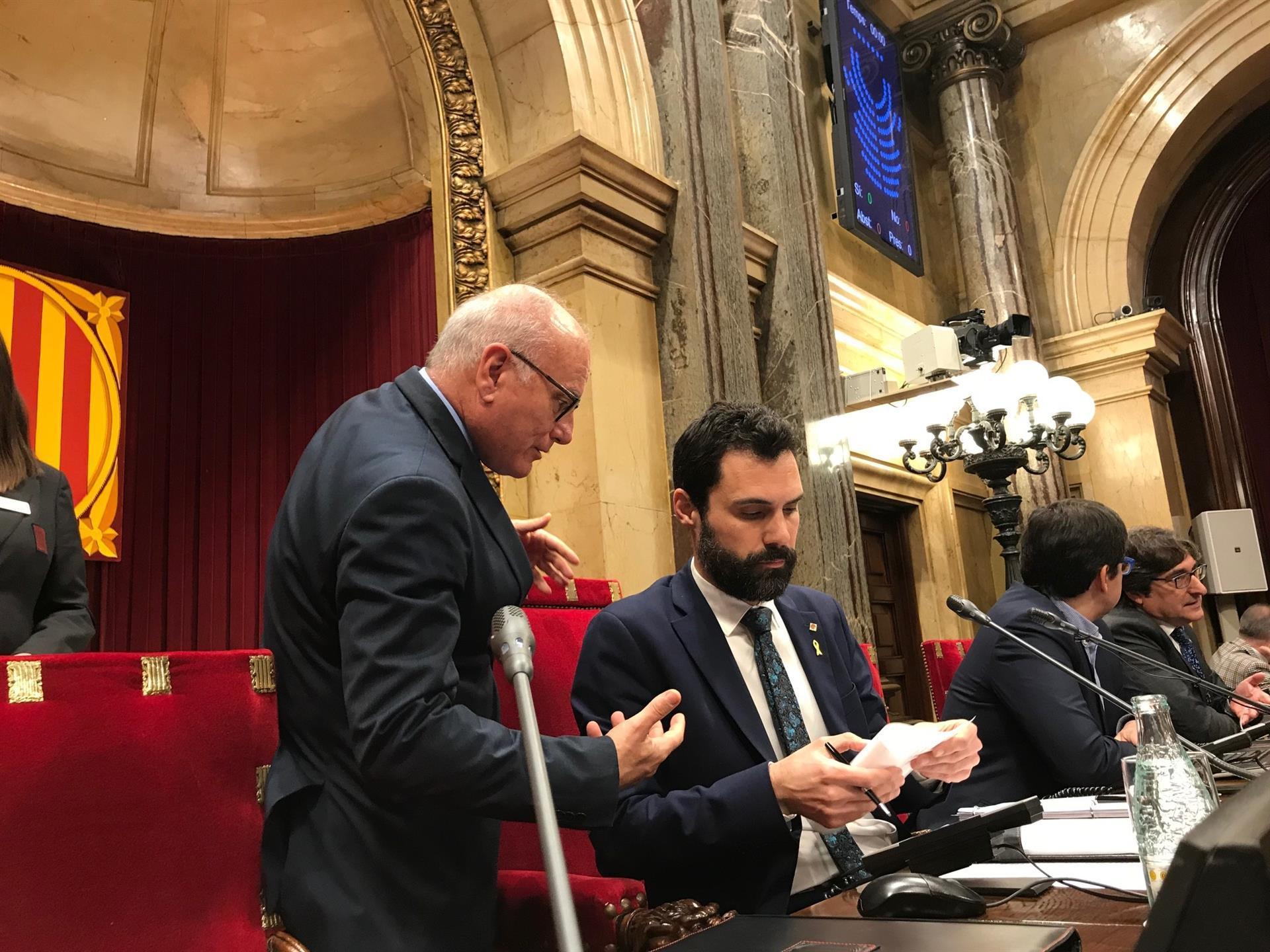 El presidente del Parlament, Roger Torrent, asistido por el secretario general de la Cámara, Xavier Muro / EUROPA PRESS