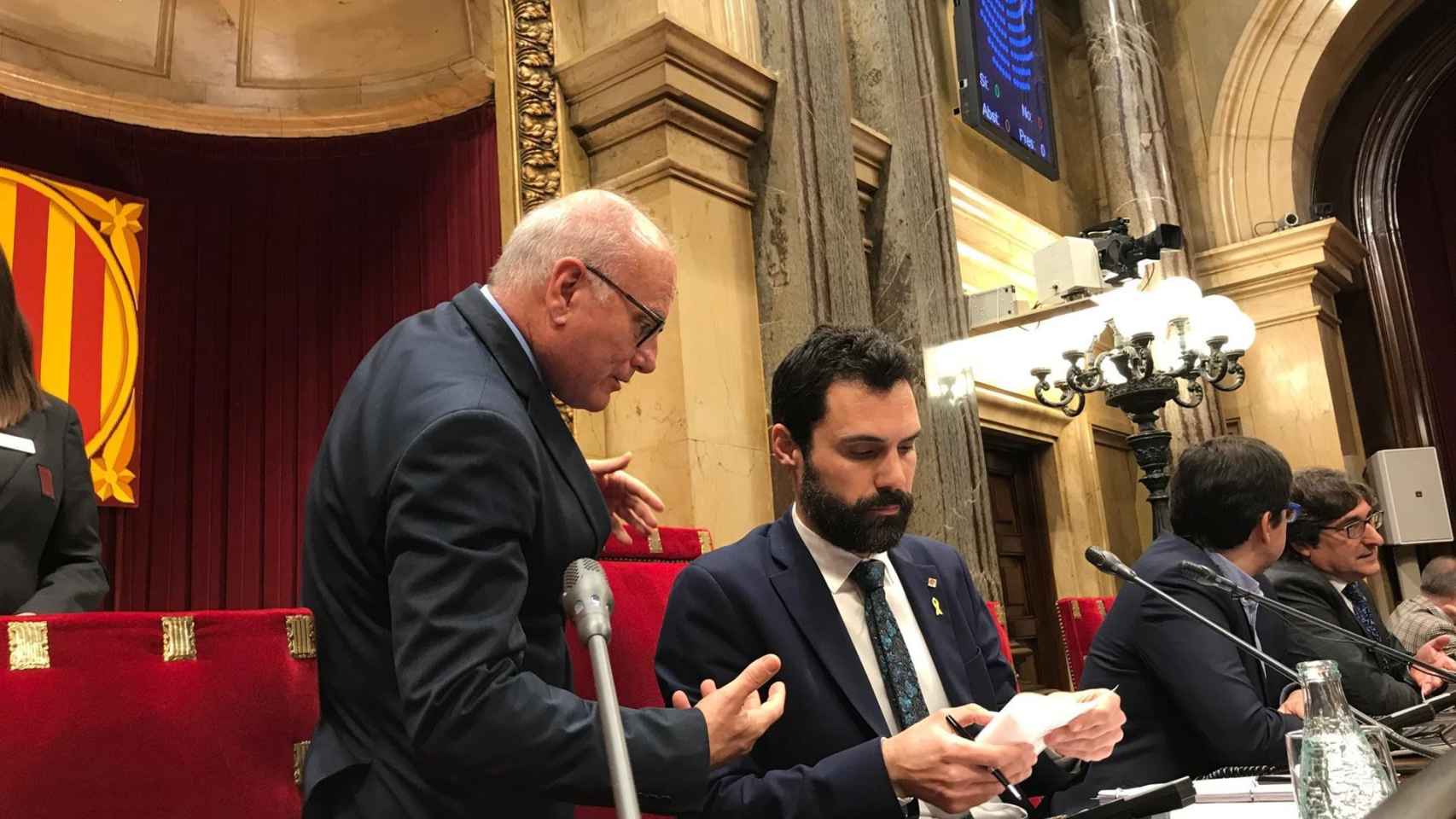 El presidente del Parlament, Roger Torrent, asistido por el secretario general de la Cámara, Xavier Muro / EUROPA PRESS