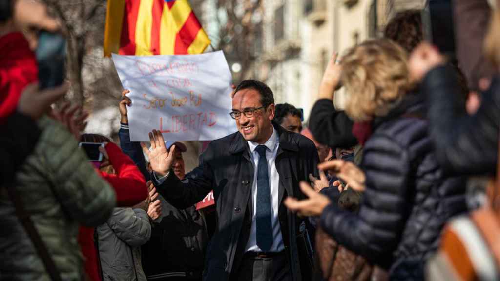 El exconsejero de Territorio, Josep Rull, celebrando su tercer grado en Terrassa, sin mascarilla y ante una muchedumbre en plena pandemia de coronavirus / EP