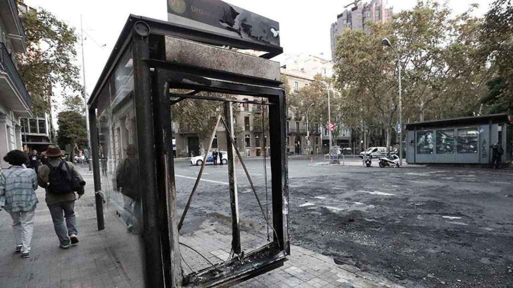 Una parada de autobús urbano destrozada