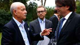 El expresidente catalán Carles Puigdemont (d); Albert Royo (c) y un representante de la ONU, en un acto protocolario / CG