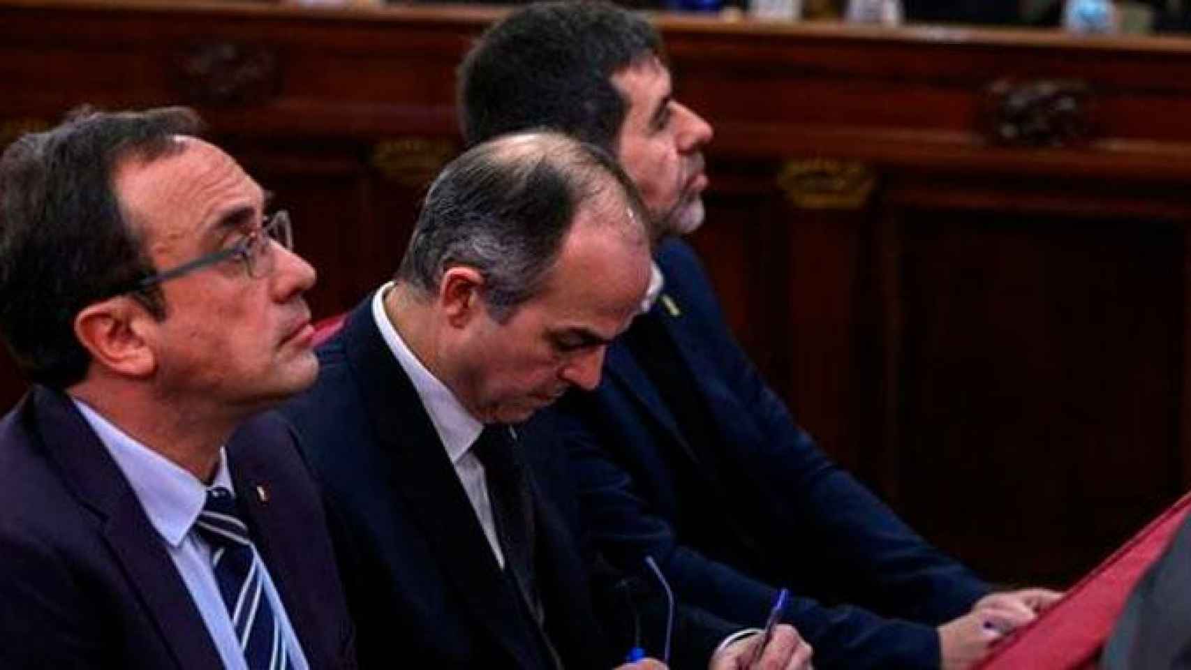 Josep Rull (i), Jordi Turul (c) y Jordi Sànchez en el banquillo del Tribunal Supremo / EFE