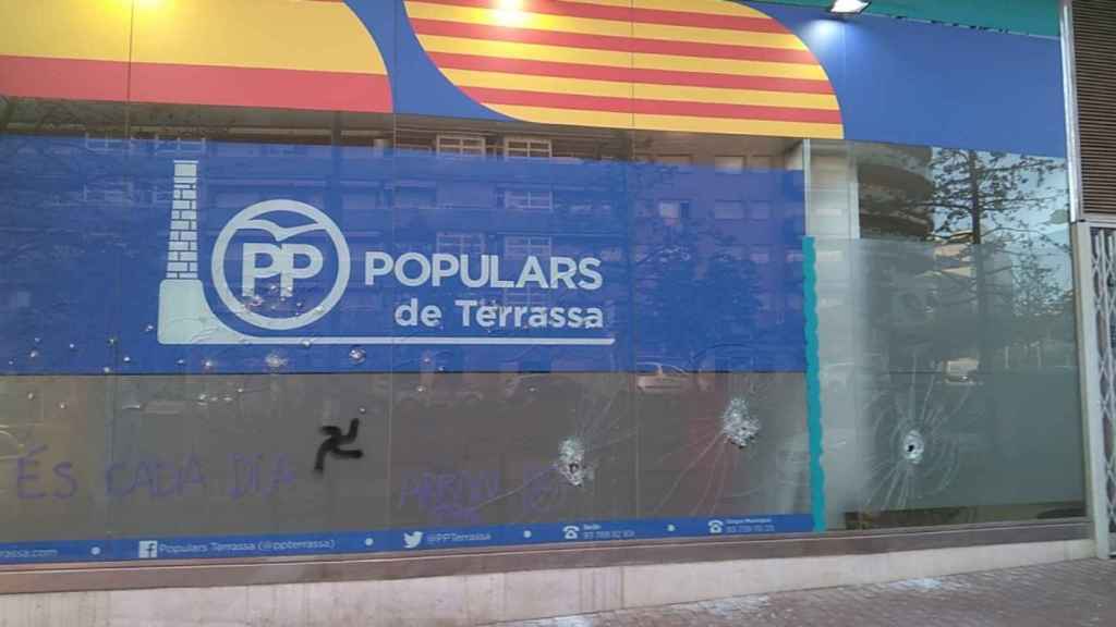 Fachada de la sede del PP en Terrassa, que ha recibido un ataque de la organización radical Arran / PPC