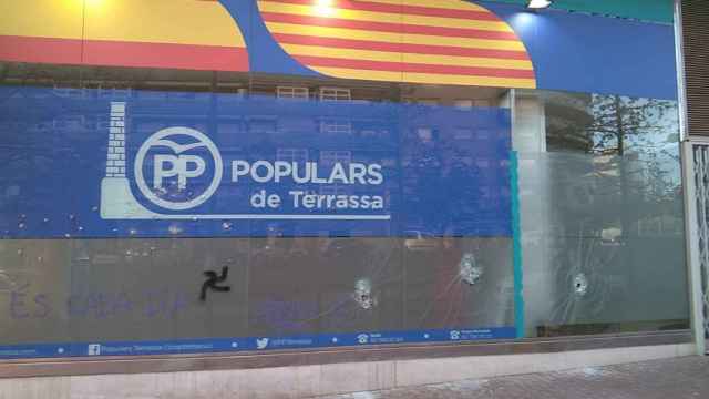 Fachada de la sede del PP en Terrassa, que ha recibido un ataque de la organización radical Arran / PPC