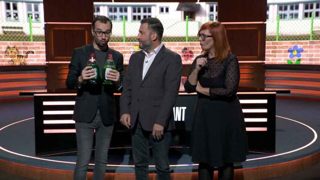 Jair Domínguez, con dos botellas de Fairy en la mano, junto a Toni Soler en 'Està Passant' / @estapassanttv3