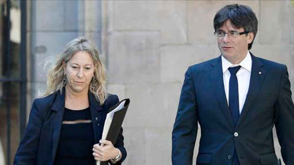 La portavoz, Neus Munté (i), y el presidente de la Generalitat de Cataluña, Carles Puigdemont / EFE