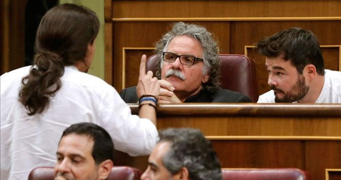 El líder de Podemos, Pablo Iglesias entabla conversación con los diputados de ERC en el Congreso Joan Tardà y Gabriel Rufián / EFE