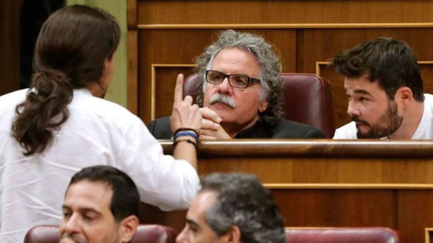 El líder de Podemos, Pablo Iglesias entabla conversación con los diputados de ERC en el Congreso Joan Tardà y Gabriel Rufián / EFE