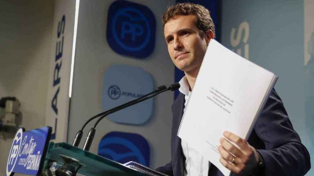 Pablo Casado, mostrando un trabajo del máster que cursó en la Universidad Rey Juan Carlos