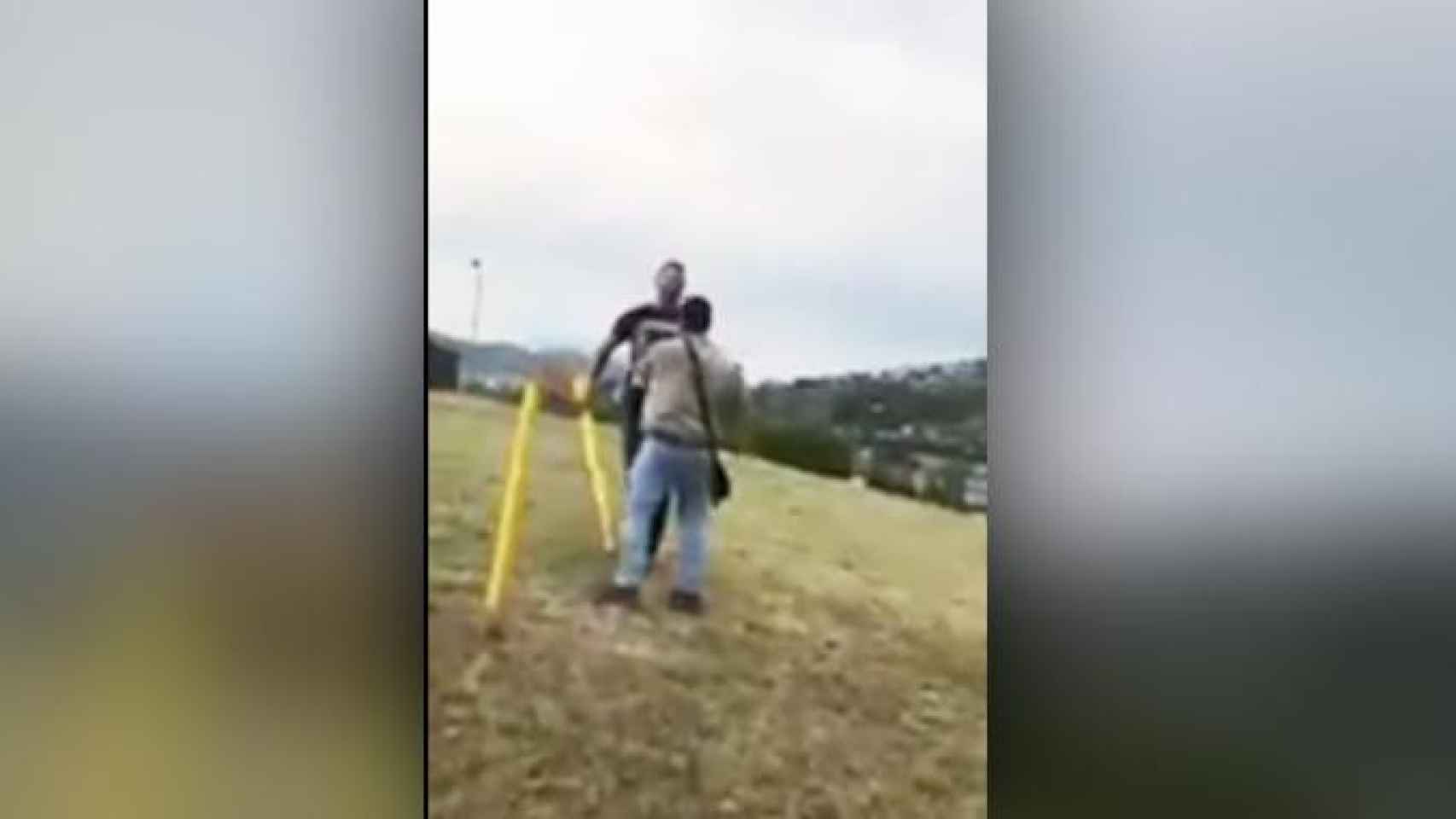 Imagen del encontronazo en Berga por la colocación de cruces amarillas en una rotonda / CG