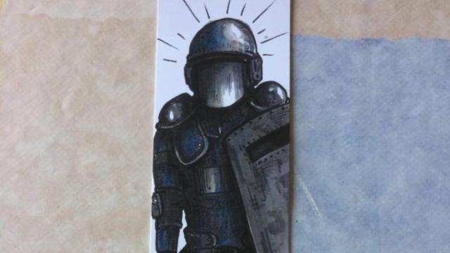 La biblioteca municipal de La Roca del Vallès premia un dibujo crítico con la Policía Nacional