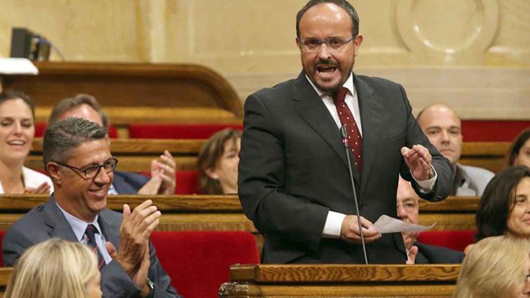 El presidente del PP catalán, Xavier García Albiol, aplaude la intervención del diputado Alejandro Fernández en el Parlament / CG