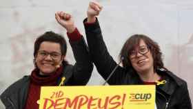 Natàlia Sànchez, diputada por Girona de la CUP, junto a Eulàlia Reguant, exdiputada de la formación. La CUP reprocha a Marta Rovira su desmarque del 1-O / EFE