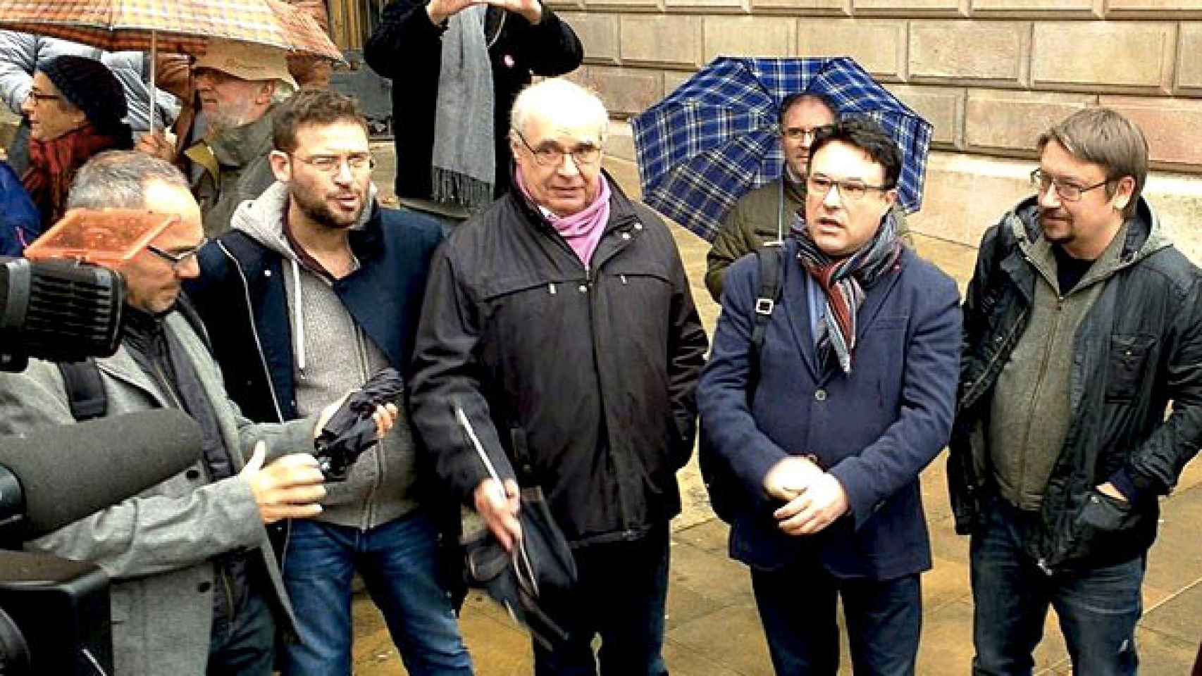 De izquierda a derecha, Joan Coscubiela, Albano Dante, Lluís Rabell, Joan Josep Nuet y Xavier Domènech, miembros de una confluencia de izquierdas donde ICV arremete contra el independentismo de los comunes / CG