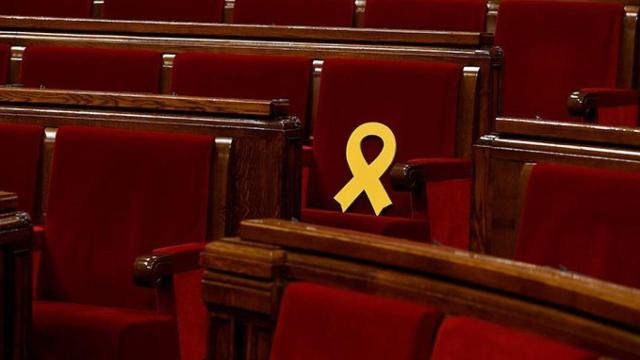 El Parlamento catalán, en la imagen vacío con un lazo amarillo en recuerdo de Oriol Junqueras, es escenario de los nervios independentistas / EFE