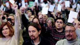 El secretario general de Podemos, Pablo Iglesias (c), junto al candidato de los comuns a la presidencia de la Generalitat, Xavier Domènech (d) / EFE