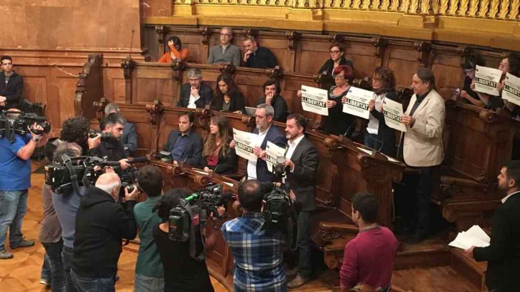 Los grupos independentistas alzan carteles pidiendo la libertad de los ‘exconsellers’ en el pleno de Barcelona / CG