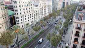 Los servicios de limpieza trabajan en la retirada de la cera que desprendieron las velas en la manifestación en defensa de 'los Jordis' en la Diagonal / EFE