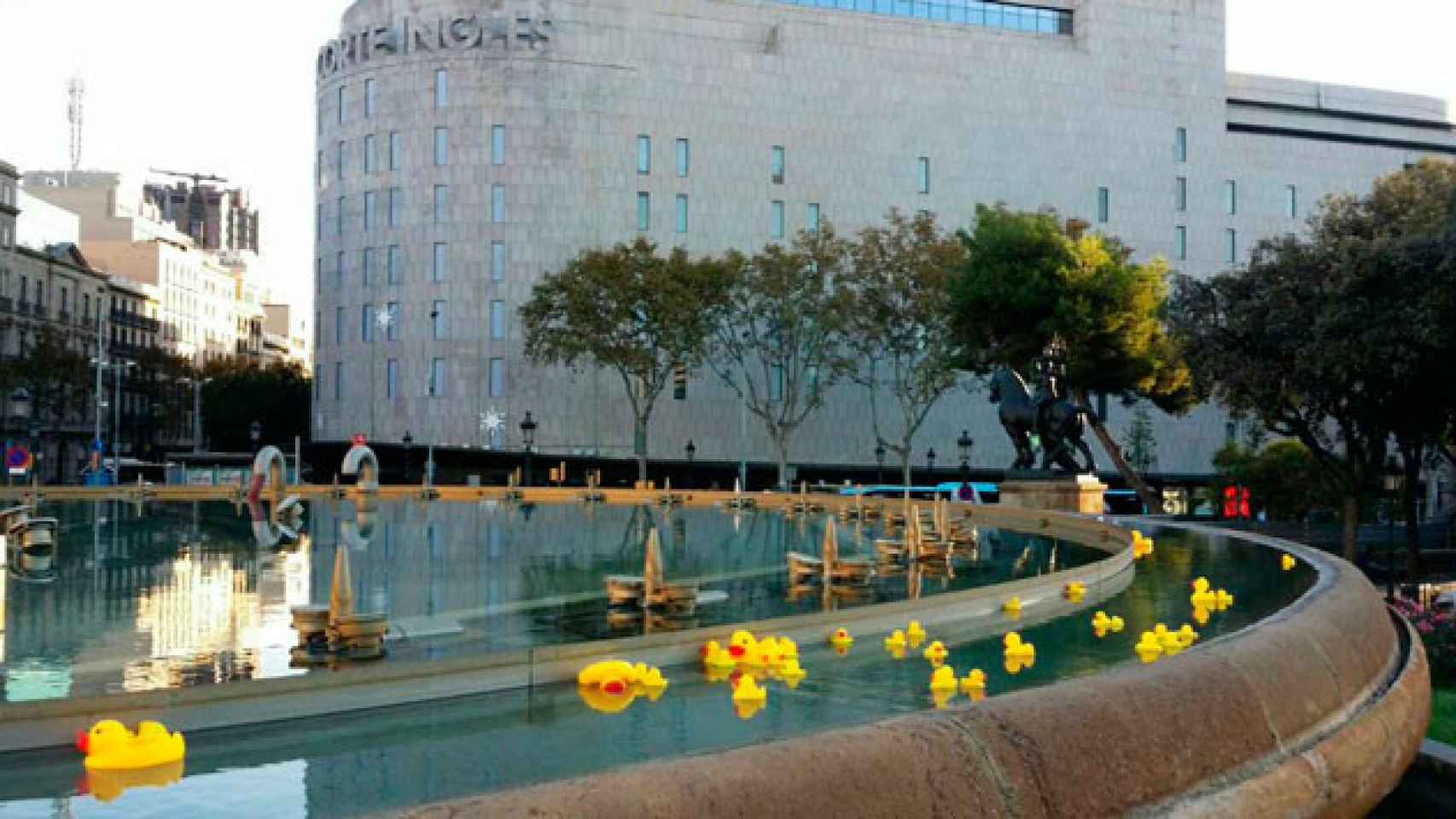 Patitos de goma en la fuente de Plaza Cataluña / CUP