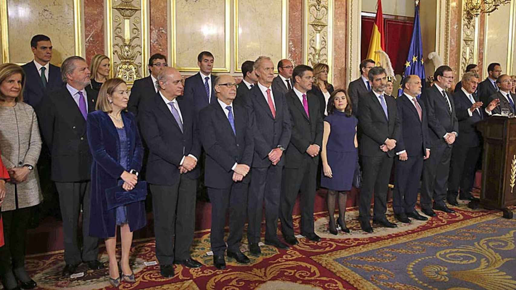 El presidente del Gobierno, Mariano Rajoy, junto a varios ministros y dirigentes políticos e institucionales, durante la celebración del Día de la Constitución en el Congreso