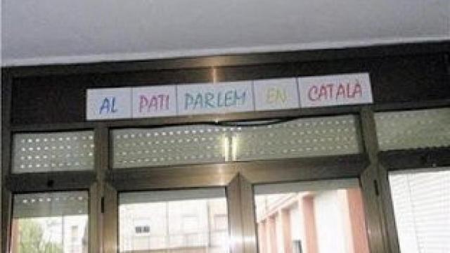 Cartel en un colegio de Cornellá (Barcelona)