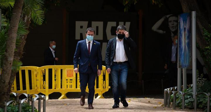 El president de la Generalitat en funciones, Pere Aragonès (i) y el secretario general de Junts, Jordi Sànchez (d) durante su acuerdo en los jardines del Palau Robert