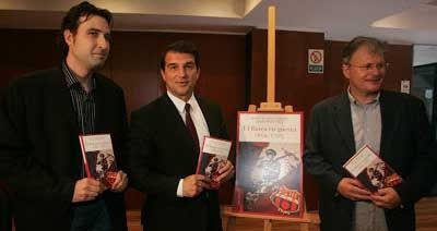 Jordi Finestres (i) y Josep Maria Solé (d), autores del libro 'El Barça en guerra (1936-1939)', junto a Joan Laporta (c) / CG