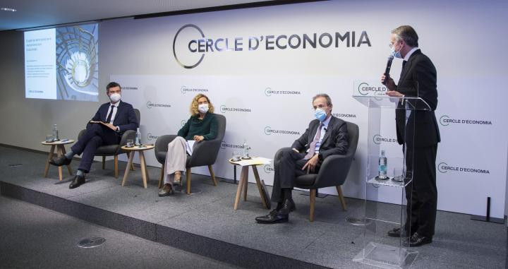 Javier Faus, con Victor Lapuente, Meritxell Batet y Jordi Gual / CdECONOMIA