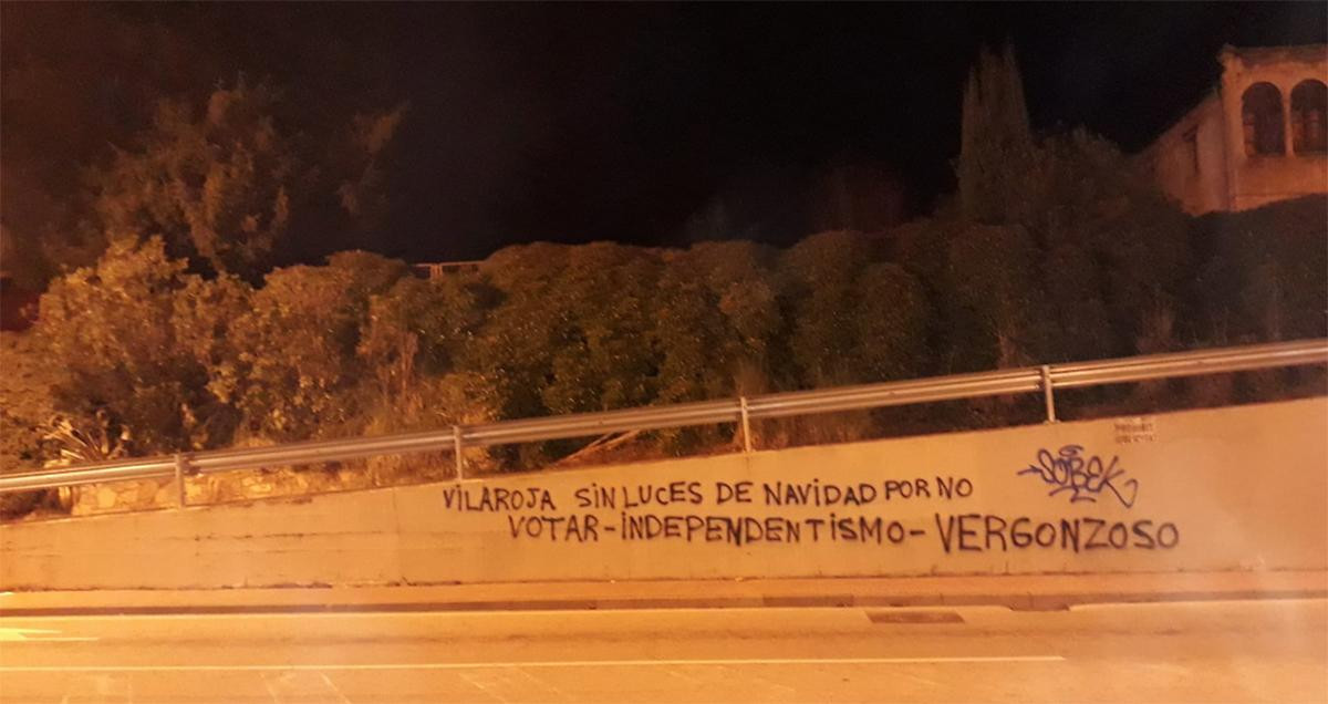 Pintada en el barrio de Vila-roja (Girona) en la que se denuncia la ausencia de alumbrado navideño como castigo a los no independentistas / CG