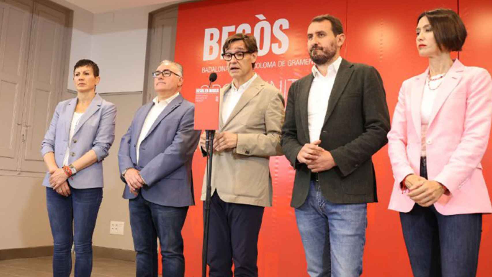 Filo Cañete (Sant Adrià), Bartolomé Egea (Montcada), Salvador Illa, Rubén Guijarro (Badalona) y Núria Parlon (Santa Coloma de Gramenet), de izquierda a derecha, en un acto de campaña / CRONICA GLOBAL