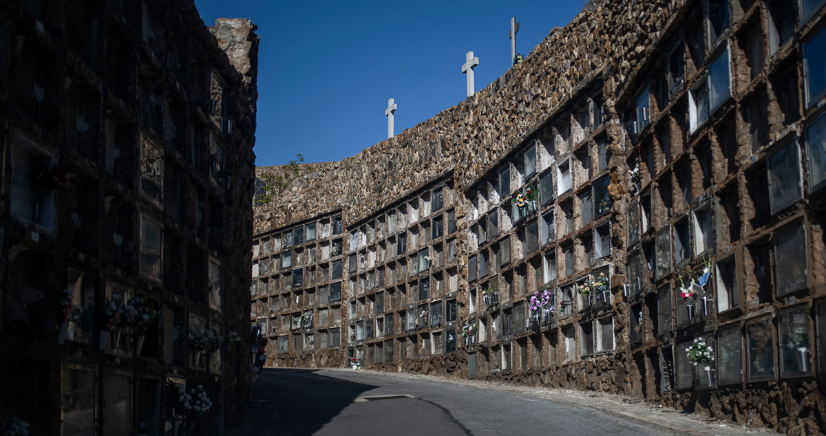 Conjunto de nichos en el cementerio de Montjuïc / LORENA SOPÊNA - EUROPA PRESS