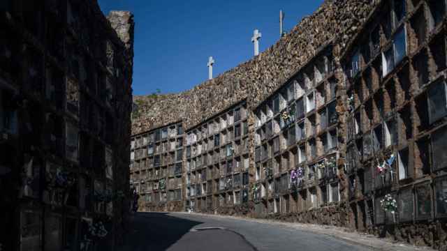 Conjunto de nichos en el cementerio de Montjuïc / LORENA SOPÊNA - EUROPA PRESS