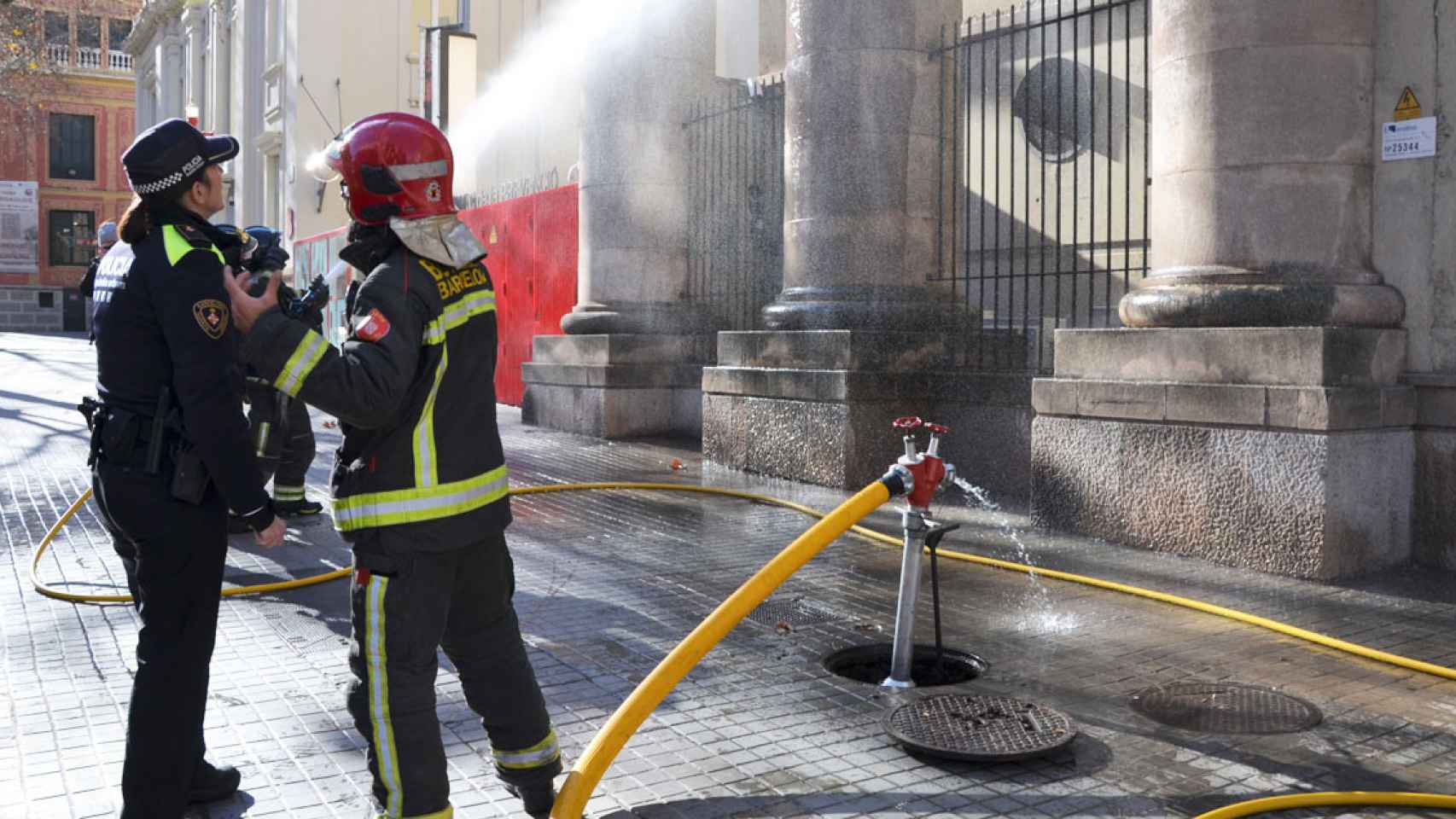 Imagen de dos efectivos de Bomberos de Barcelona / Cedida